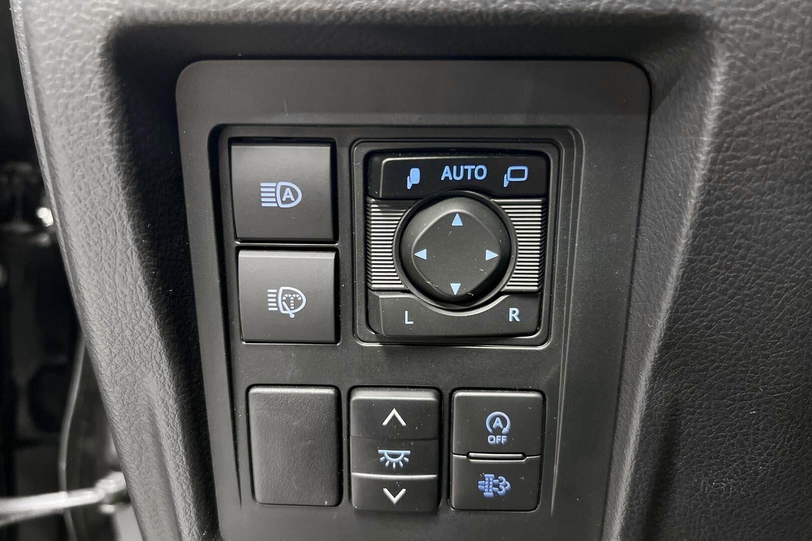 Toyota Land Cruiser iso kuva 18