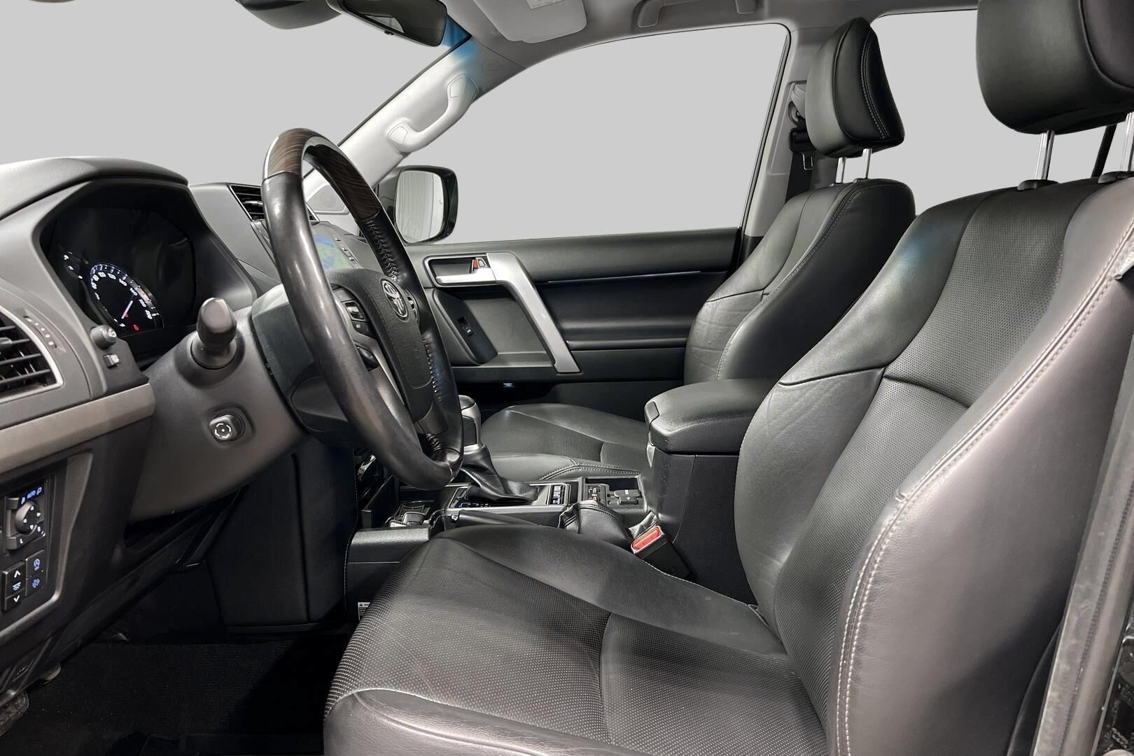 Toyota Land Cruiser iso kuva 7