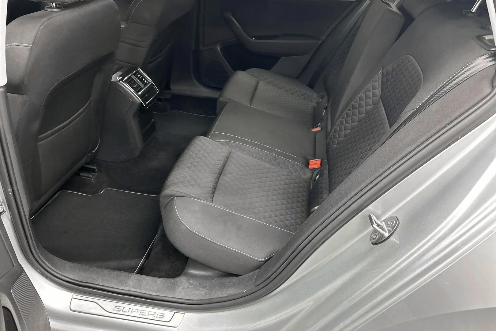 Skoda Superb iso kuva 5