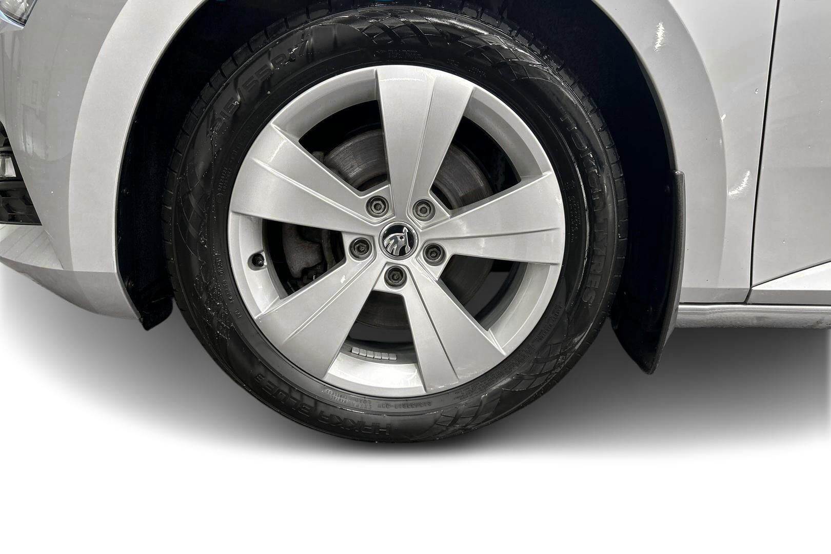 Skoda Superb iso kuva 8