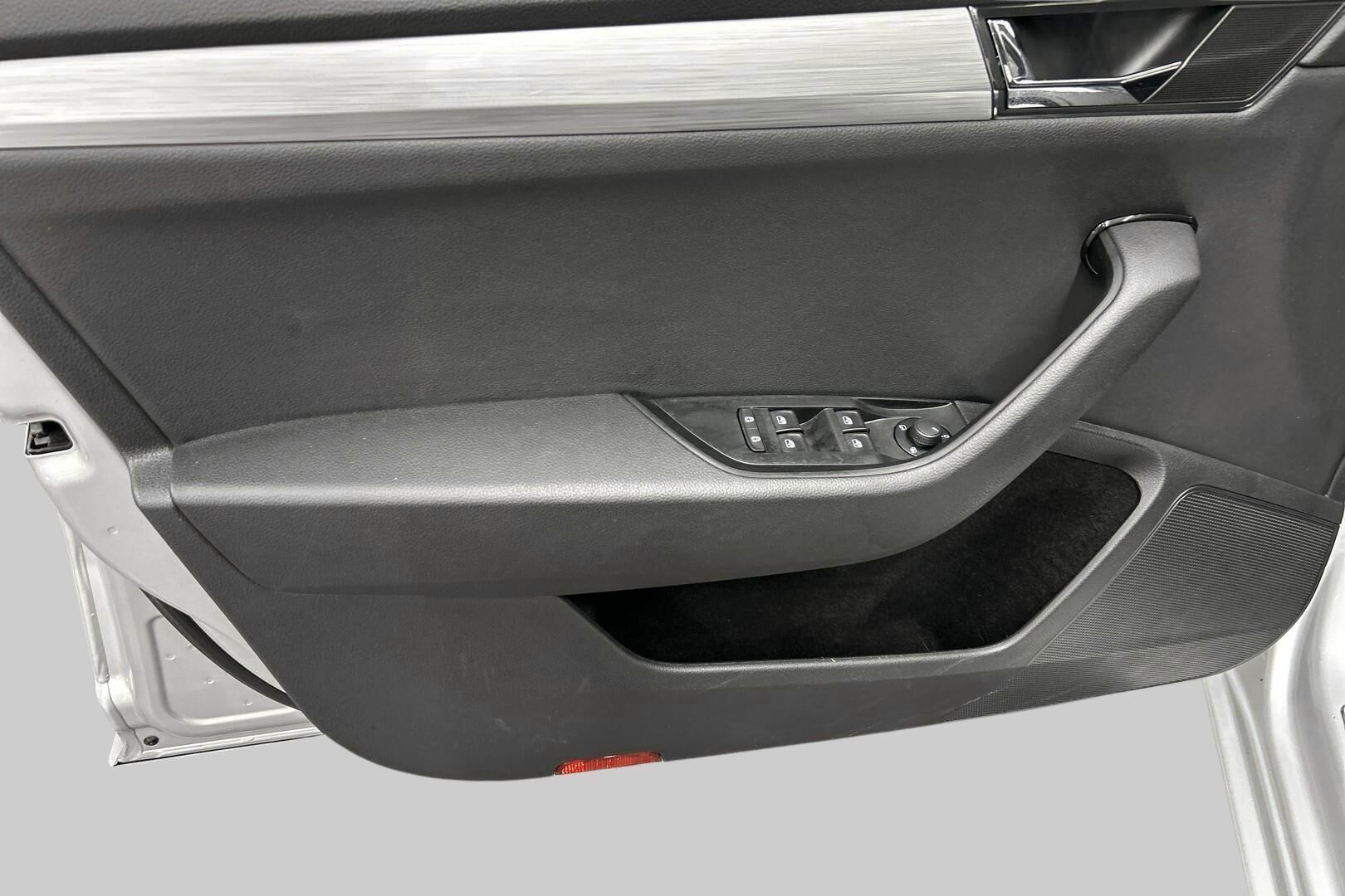 Skoda Superb iso kuva 9