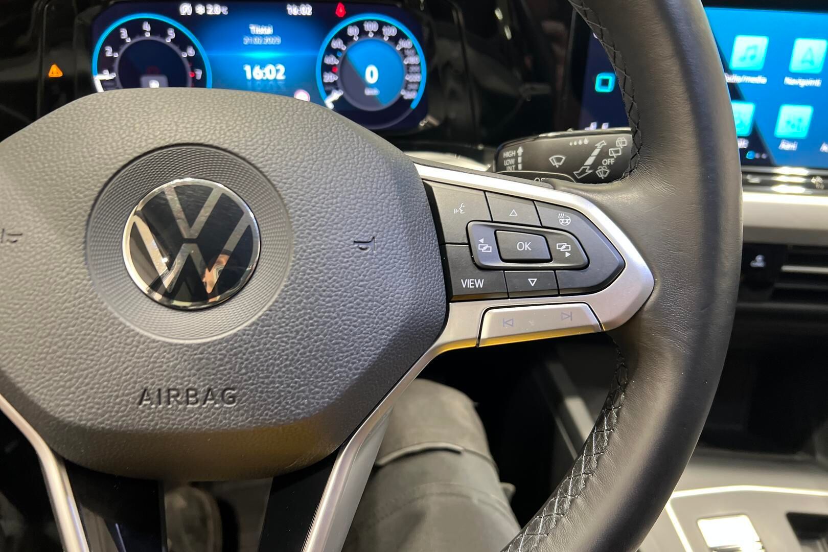 Volkswagen Golf iso kuva 20