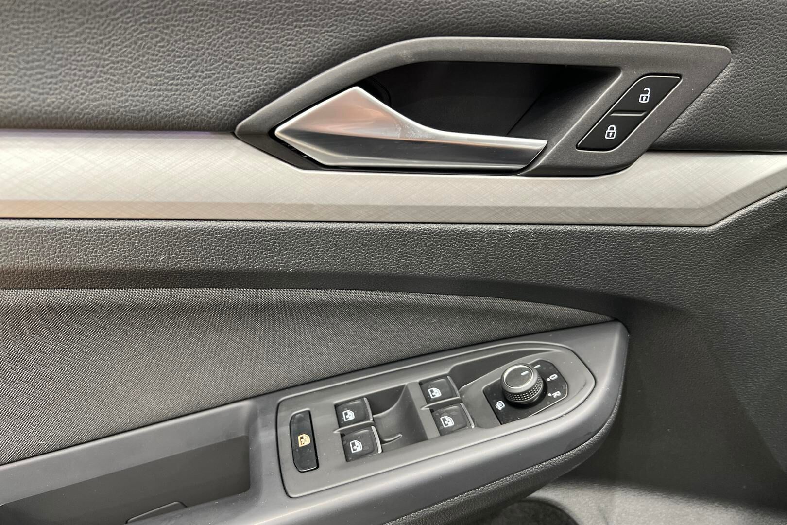 Volkswagen Golf iso kuva 24