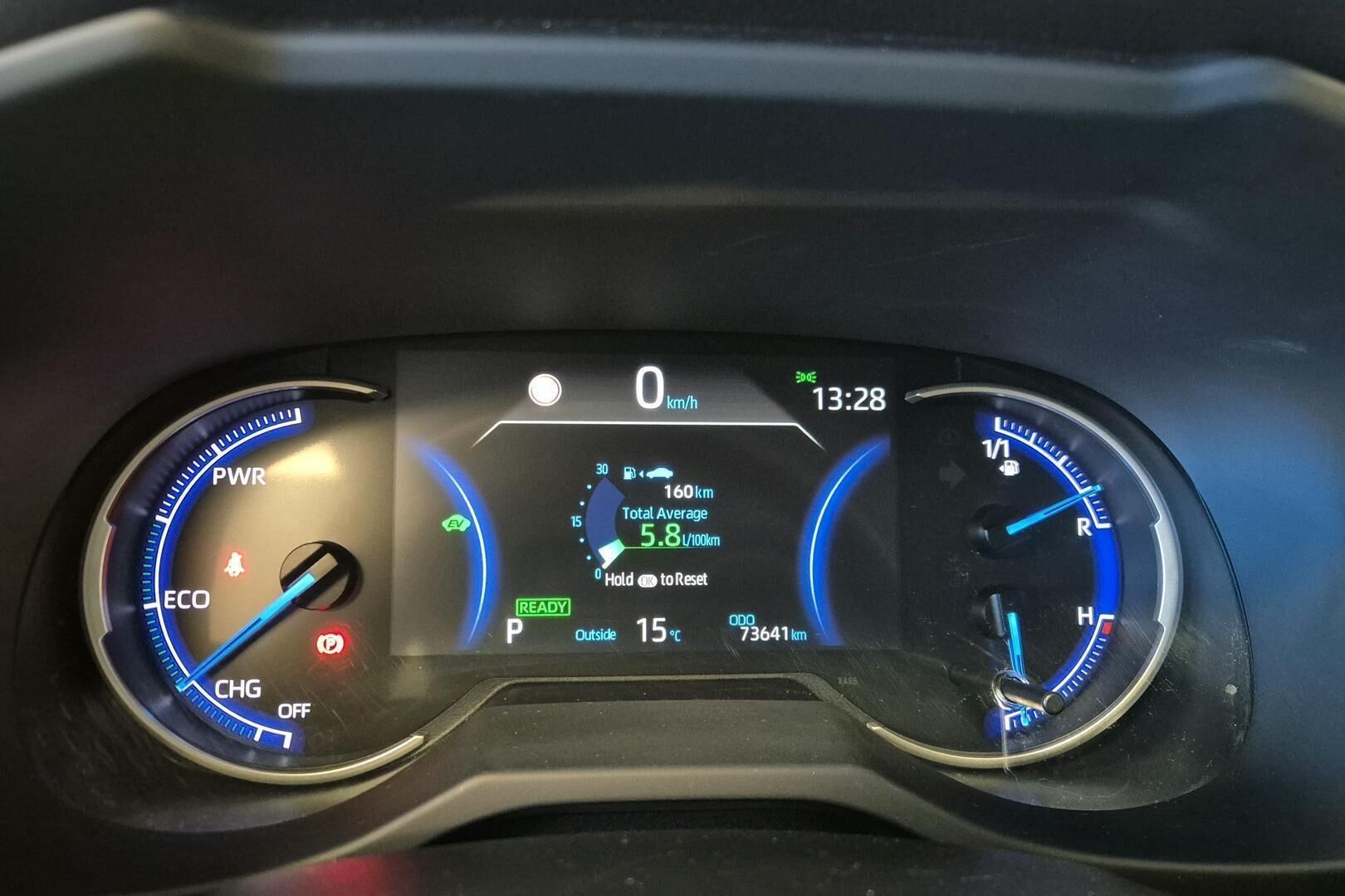 Toyota RAV4 iso kuva 13