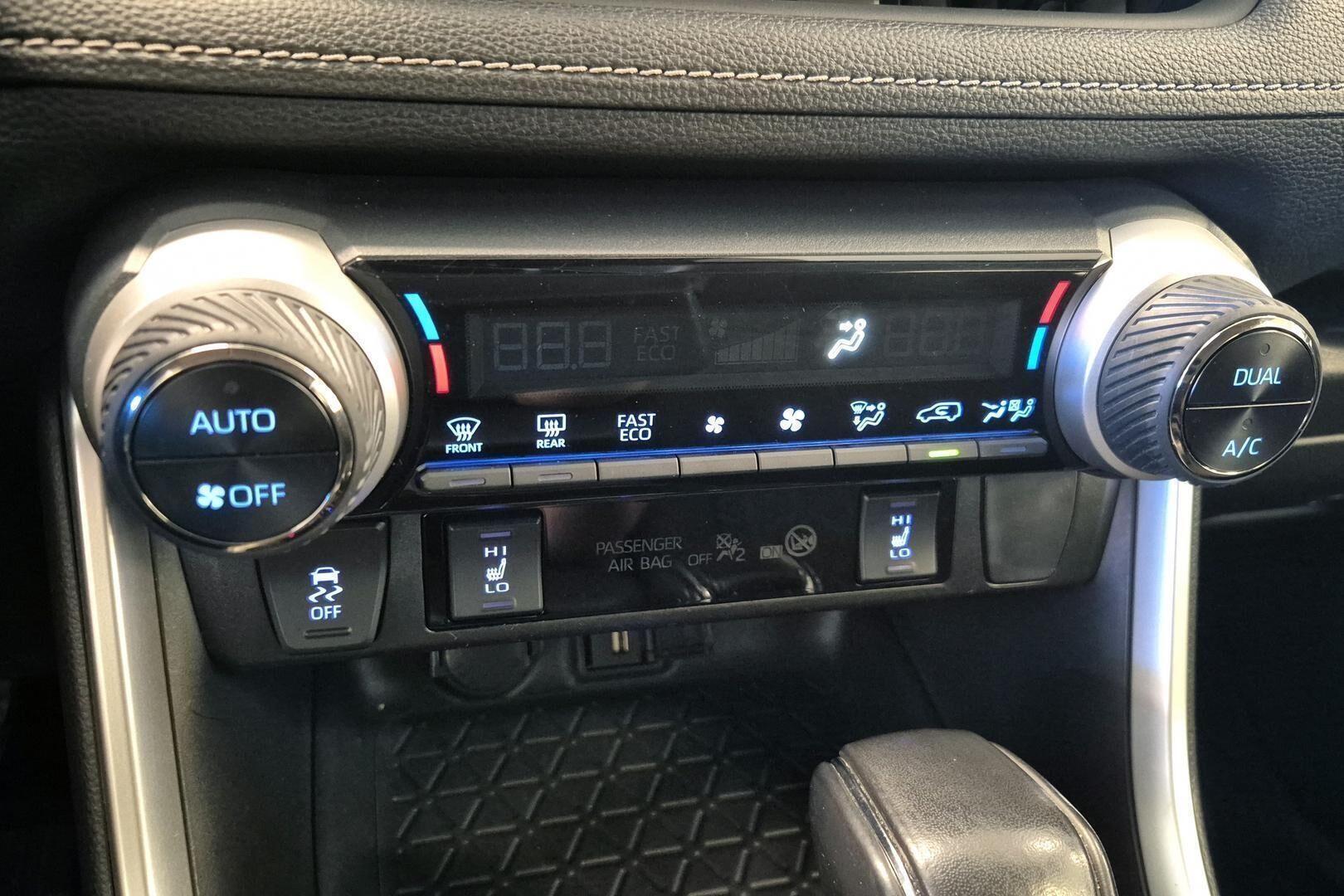Toyota RAV4 iso kuva 15