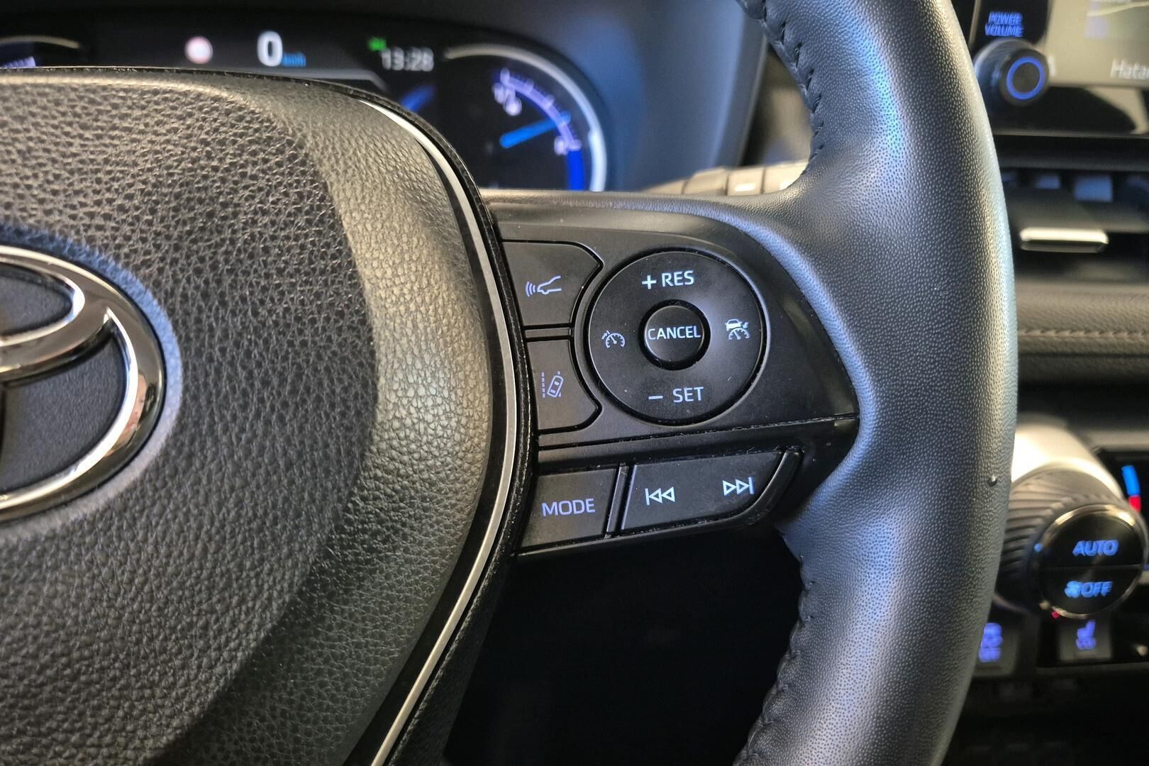 Toyota RAV4 iso kuva 17