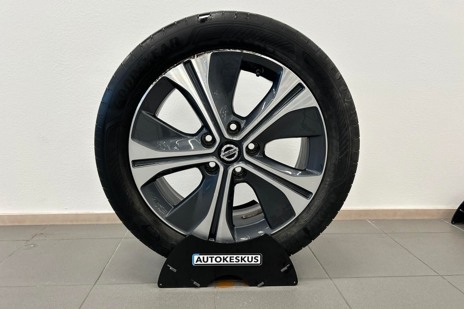 Nissan Leaf iso kuva 8