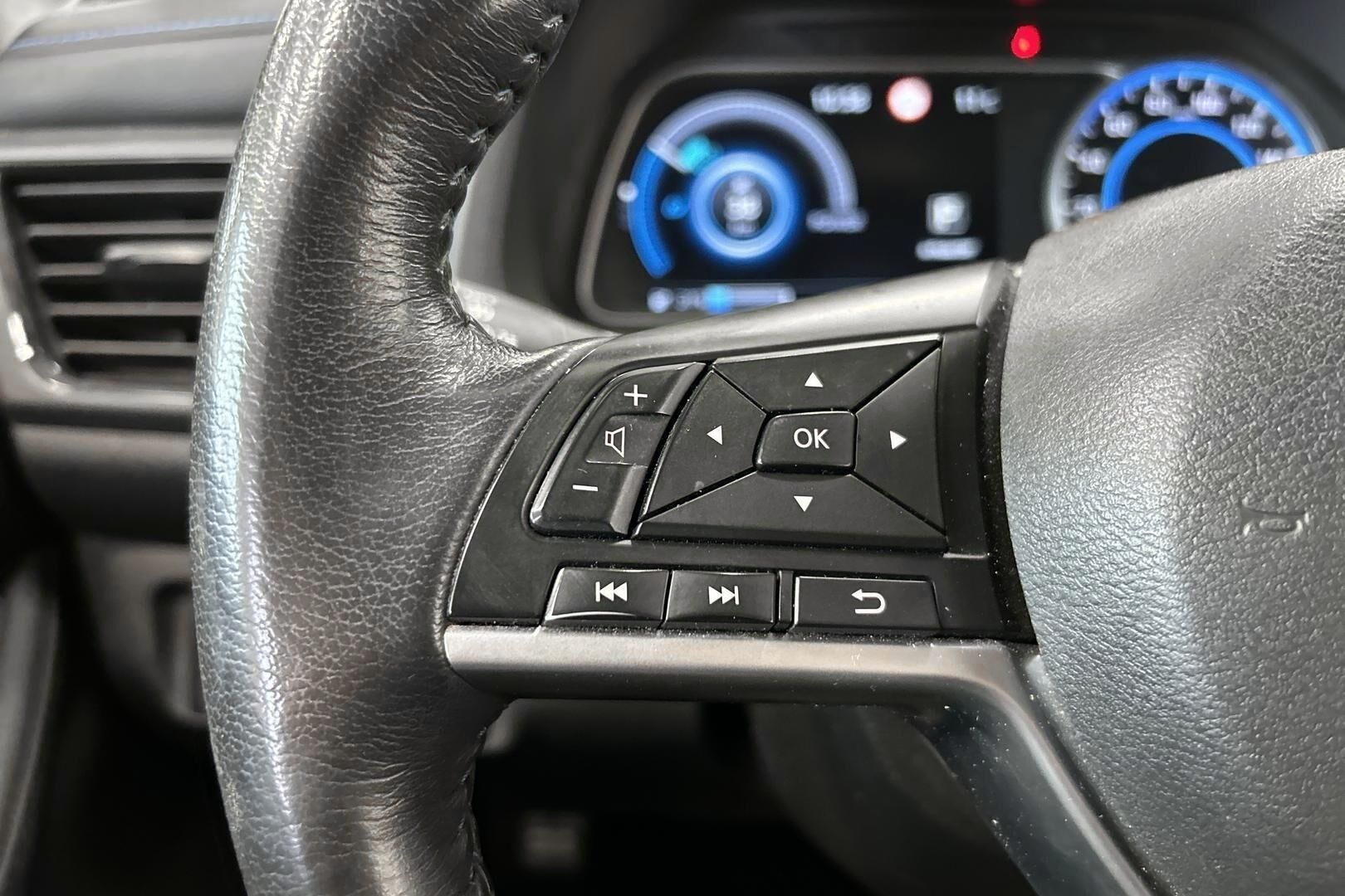 Nissan Leaf iso kuva 11