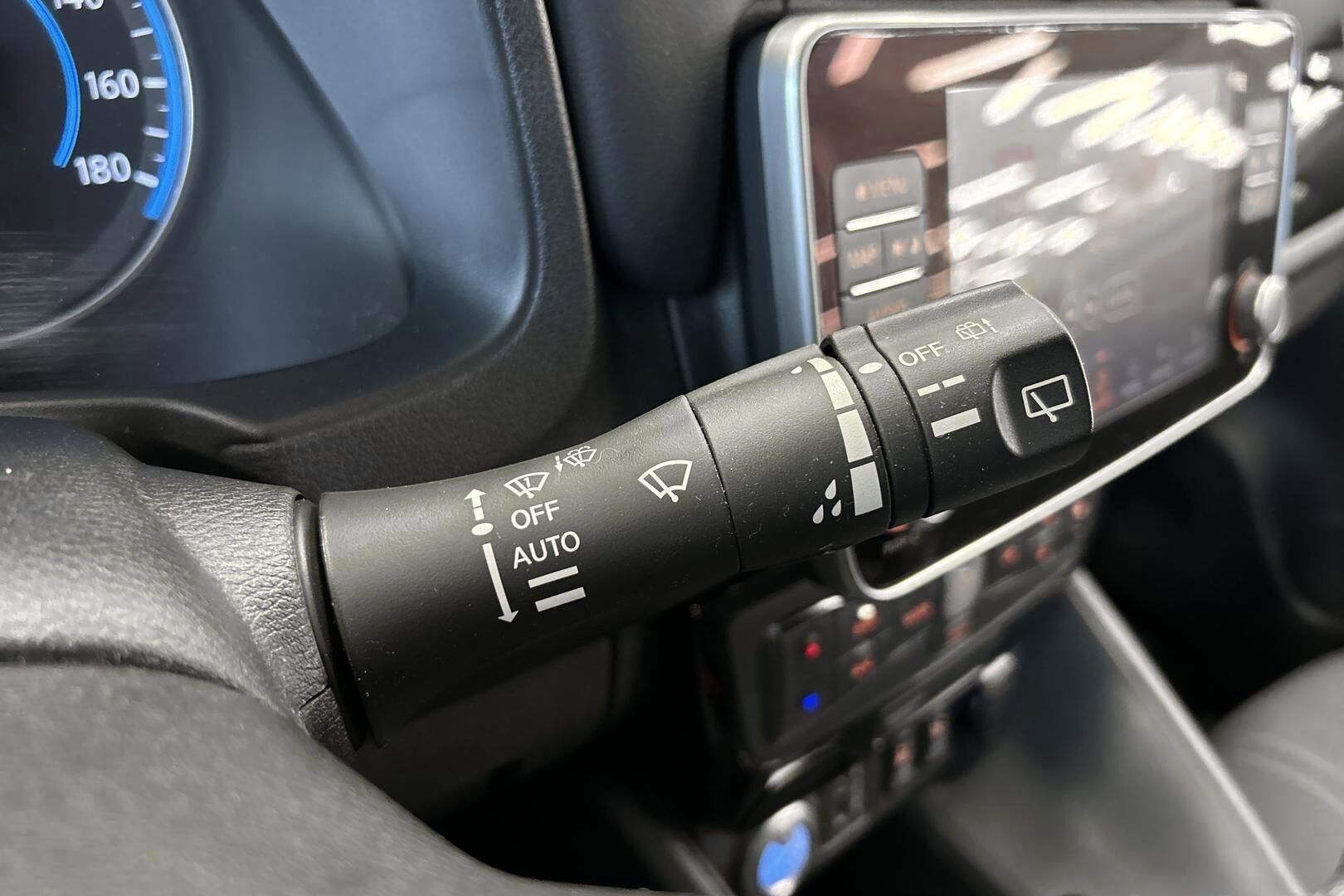 Nissan Leaf iso kuva 12