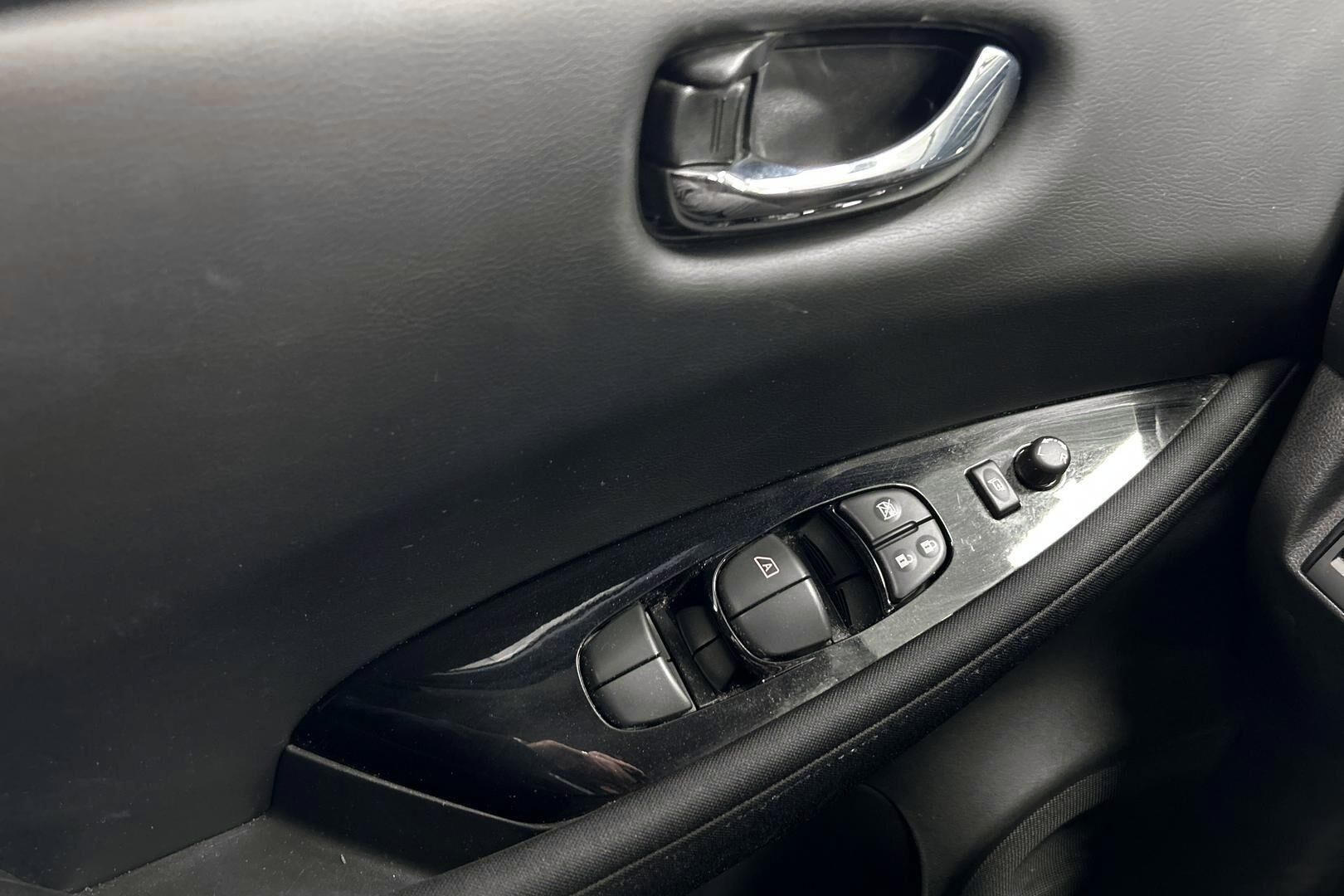 Nissan Leaf iso kuva 15