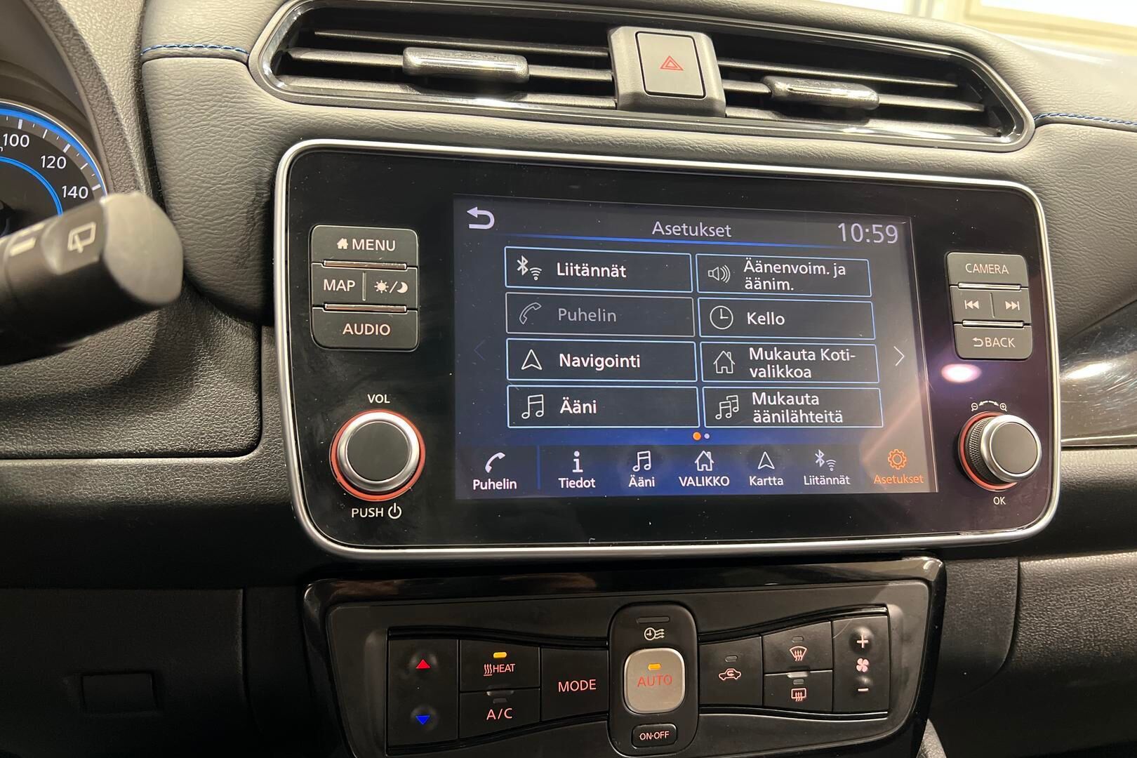 Nissan Leaf iso kuva 17