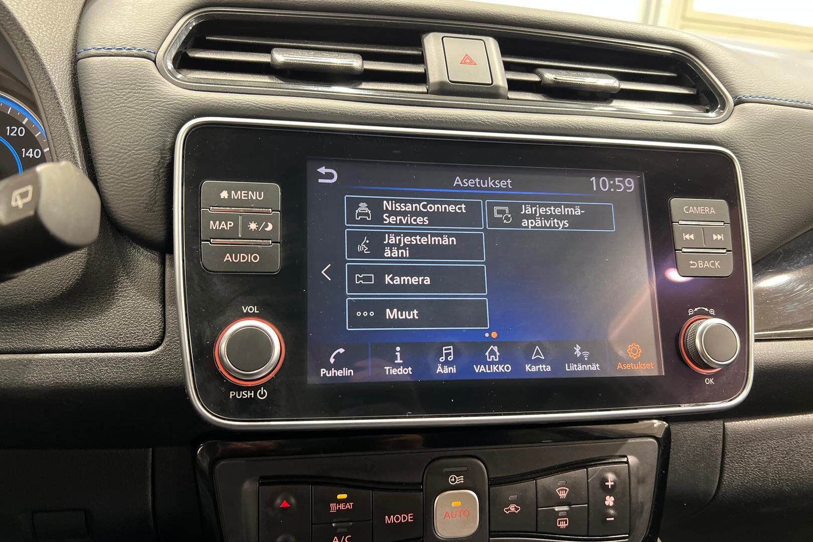 Nissan Leaf iso kuva 18