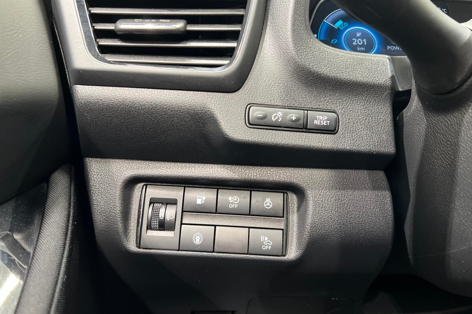 Nissan Leaf iso kuva 24