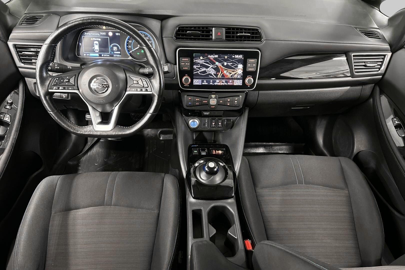 Nissan Leaf iso kuva 11
