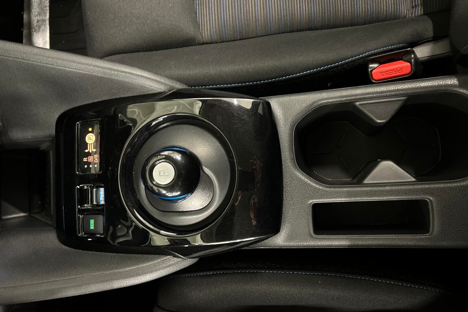 Nissan Leaf iso kuva 16