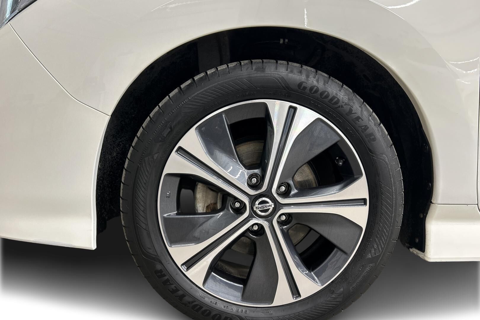 Nissan Leaf iso kuva 21