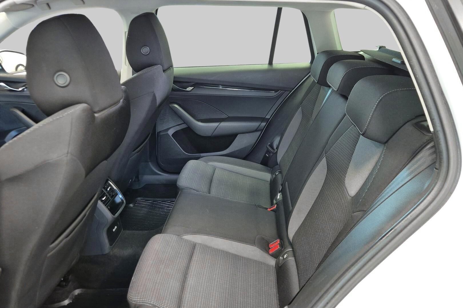 Skoda Octavia iso kuva 10