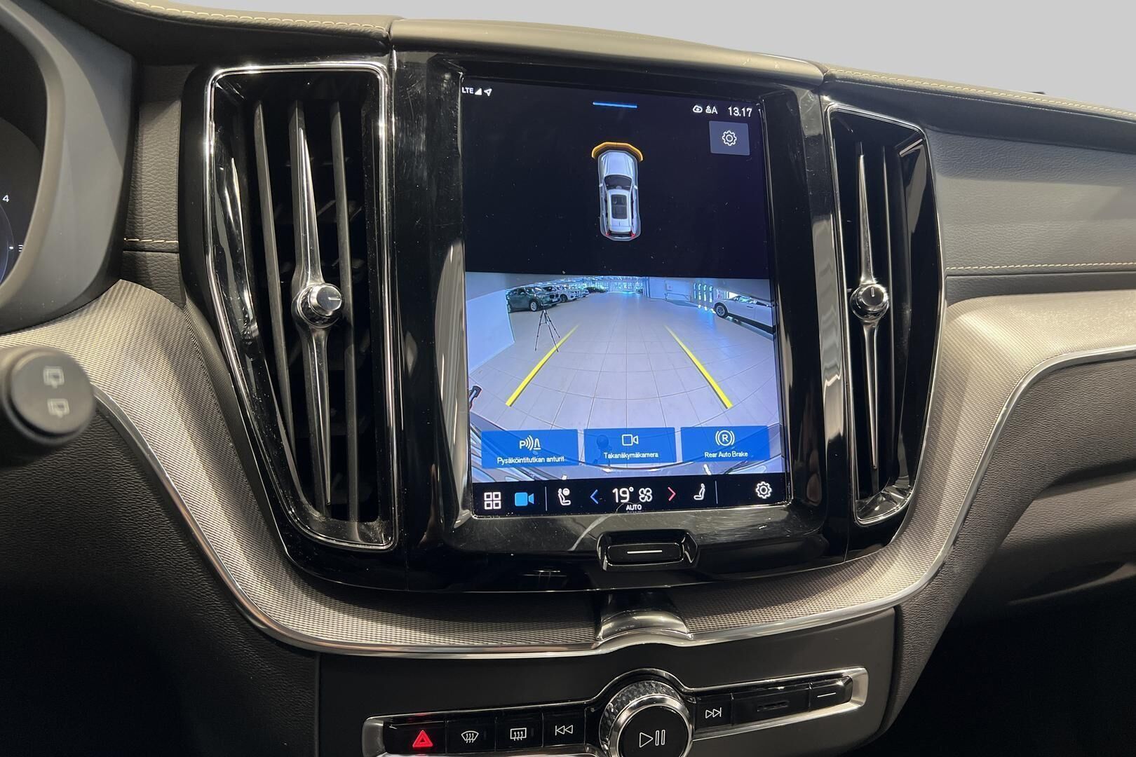 Volvo XC60 iso kuva 17