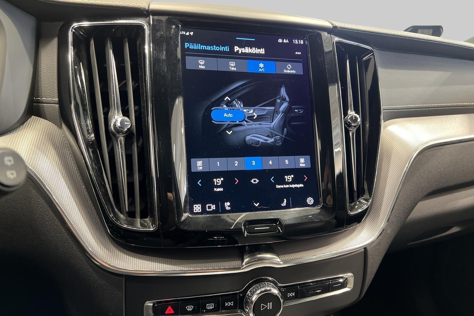 Volvo XC60 iso kuva 19