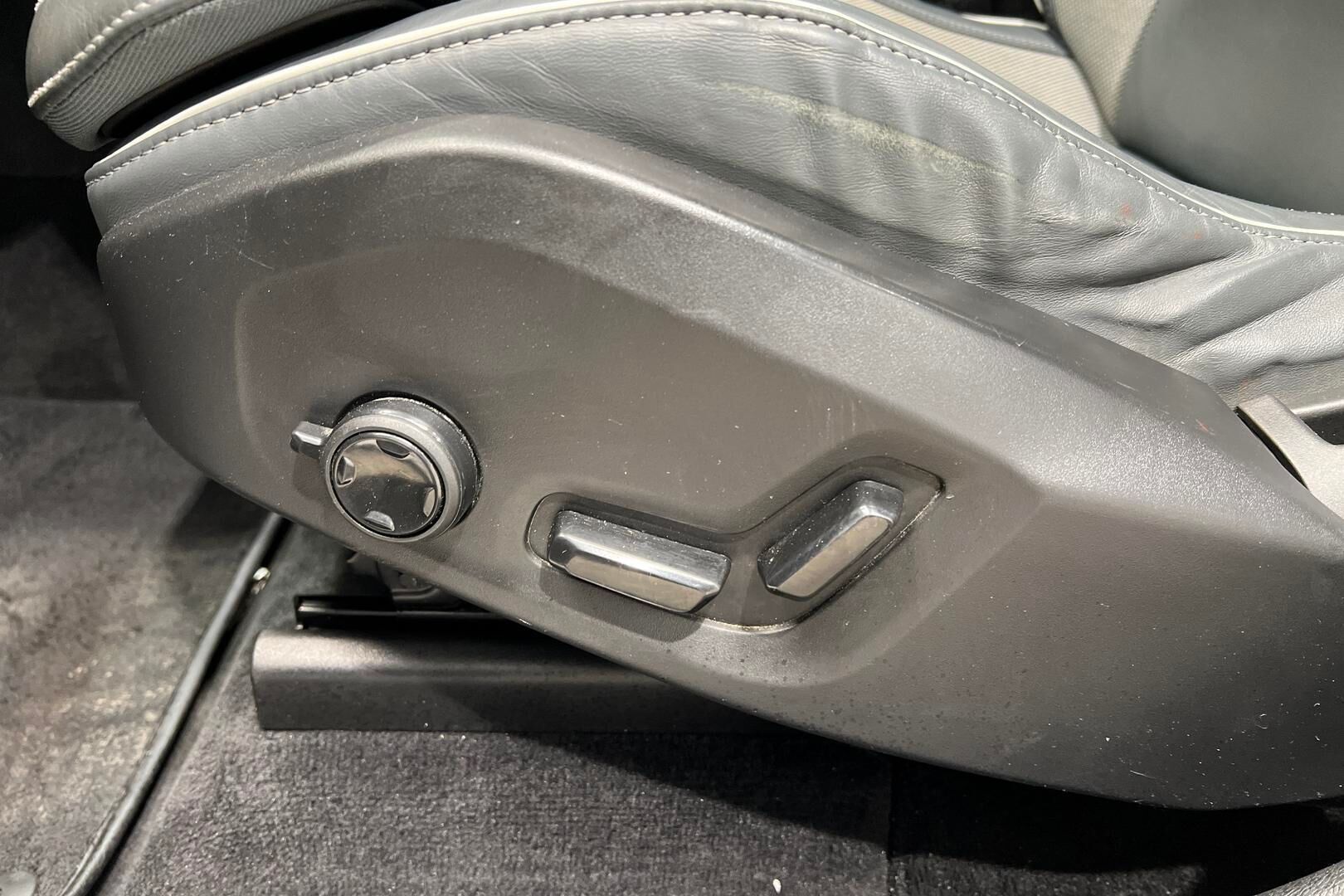 Volvo XC60 iso kuva 28