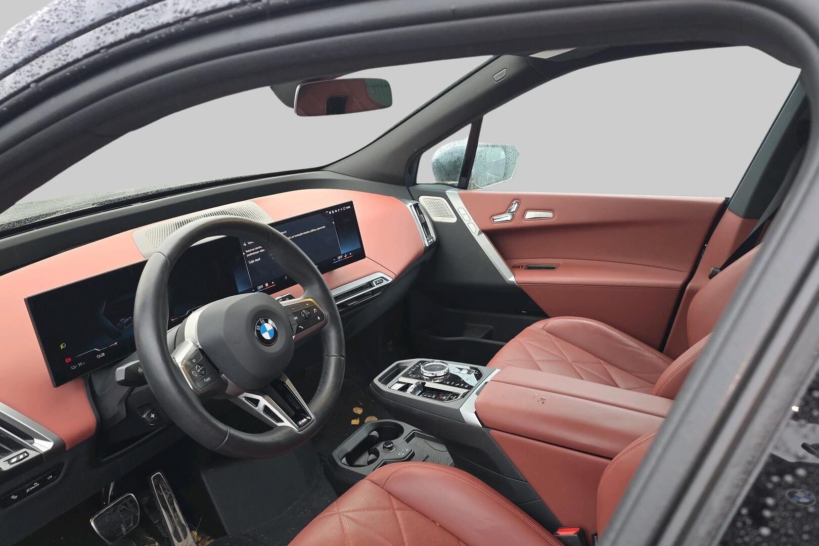BMW iX iso kuva 1