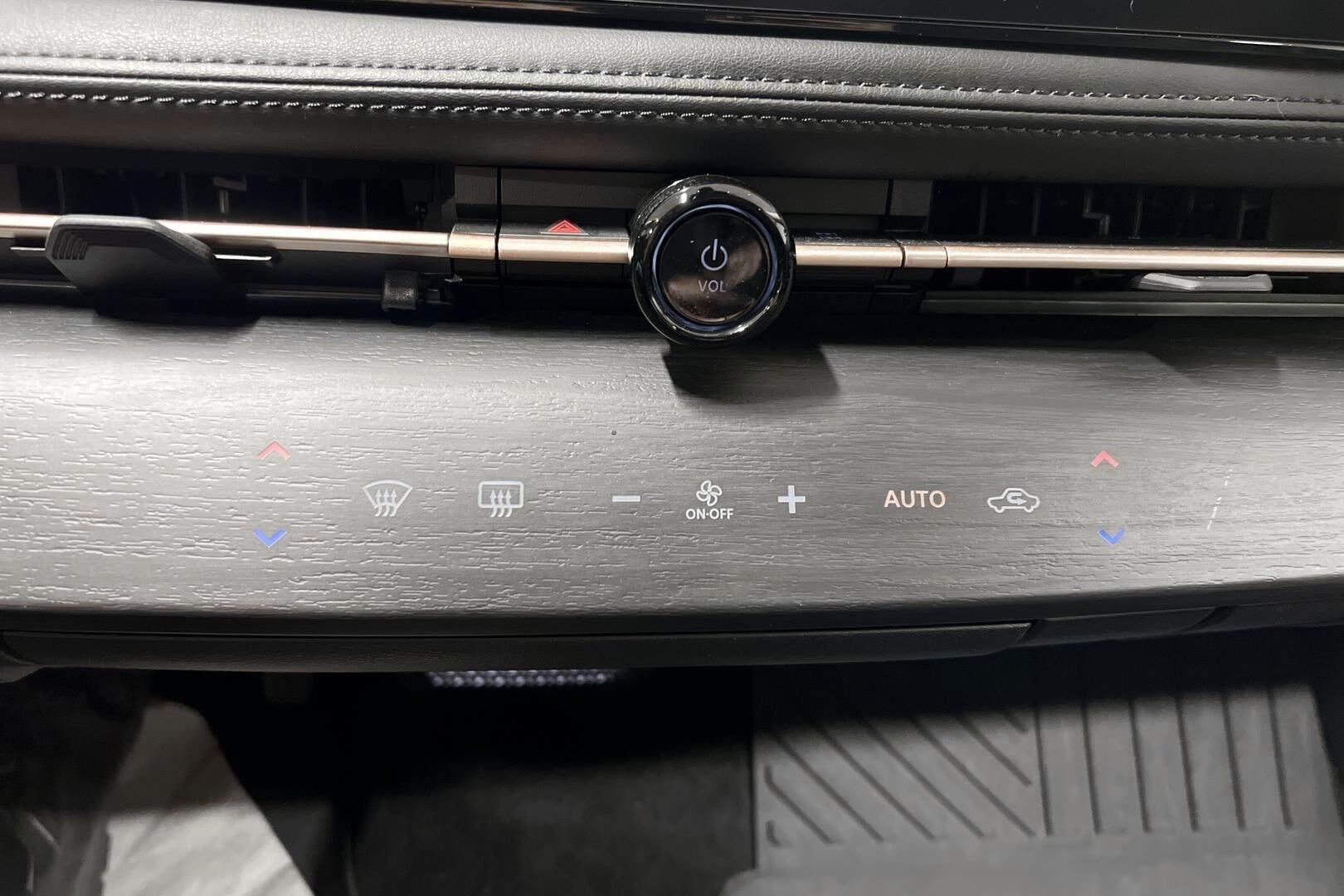 NISSAN ARIYA iso kuva 15