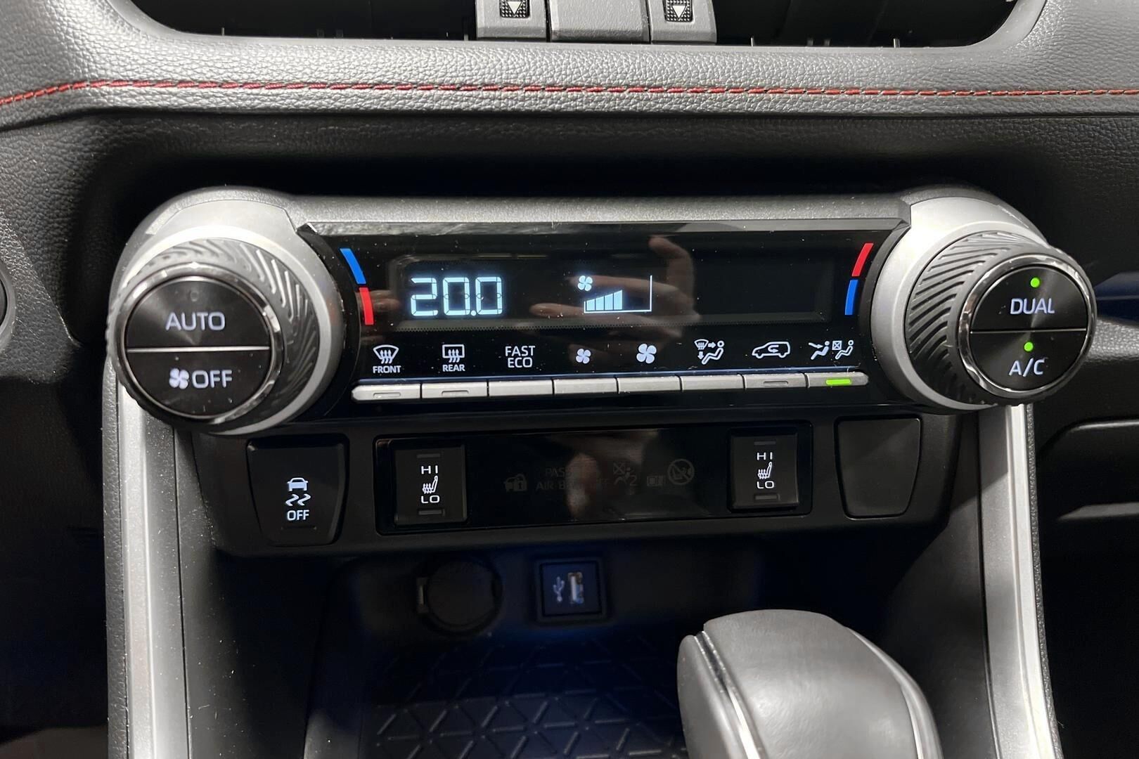 Toyota RAV4 Plug-in iso kuva 14