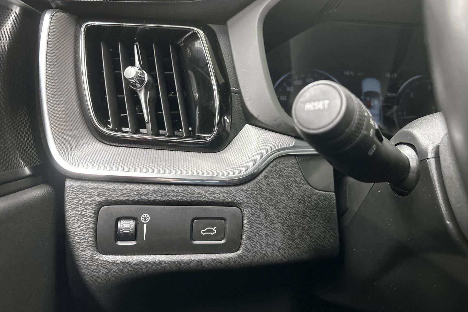 Volvo XC60 iso kuva 19