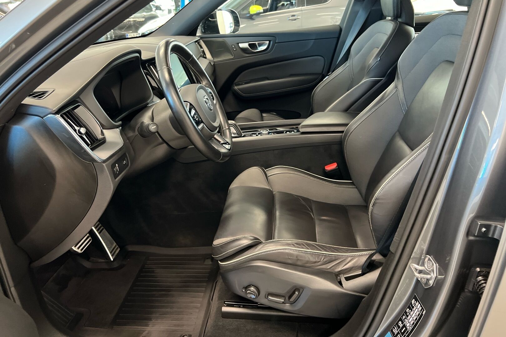 Volvo XC60 iso kuva 8