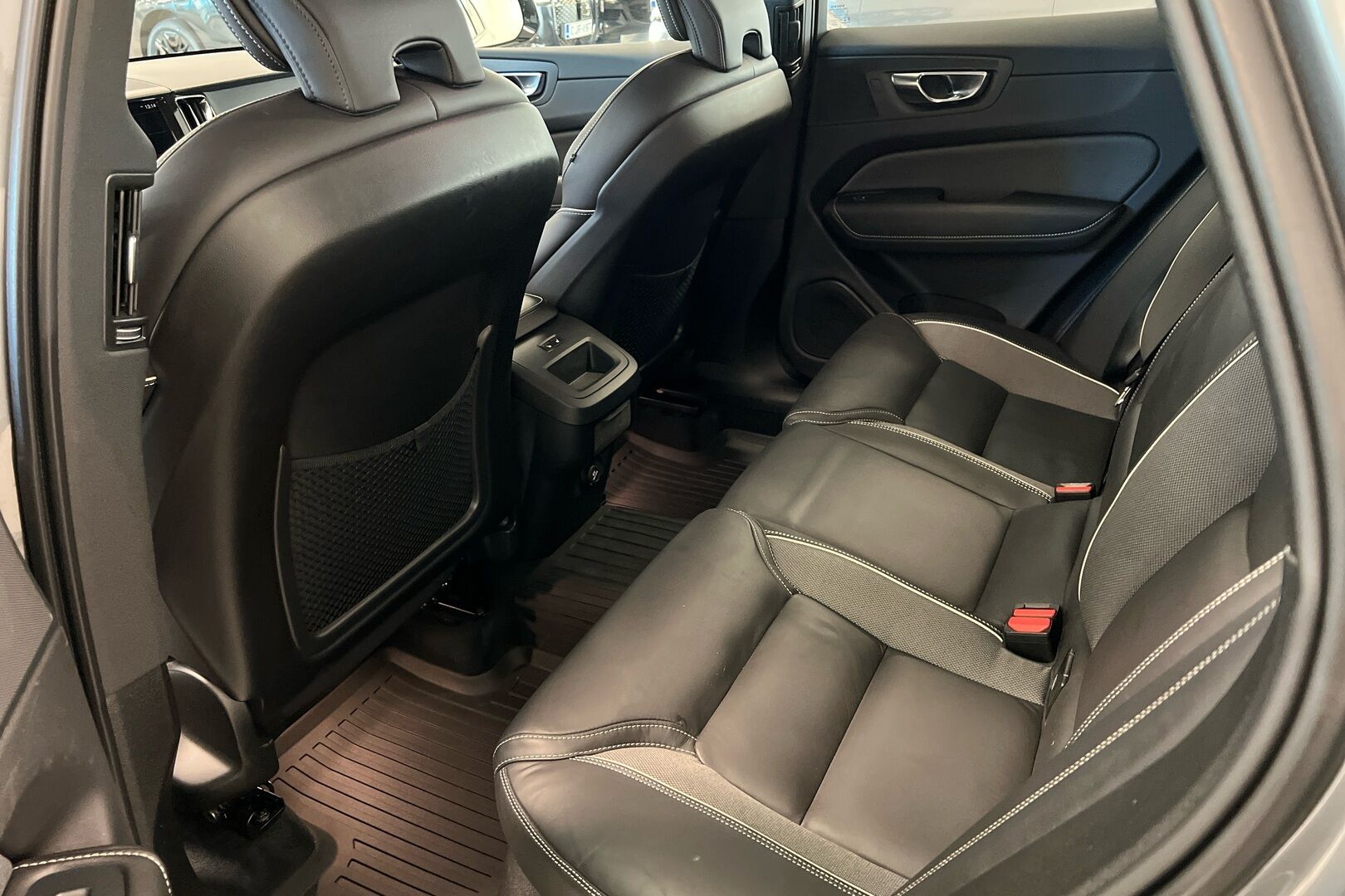 Volvo XC60 iso kuva 9