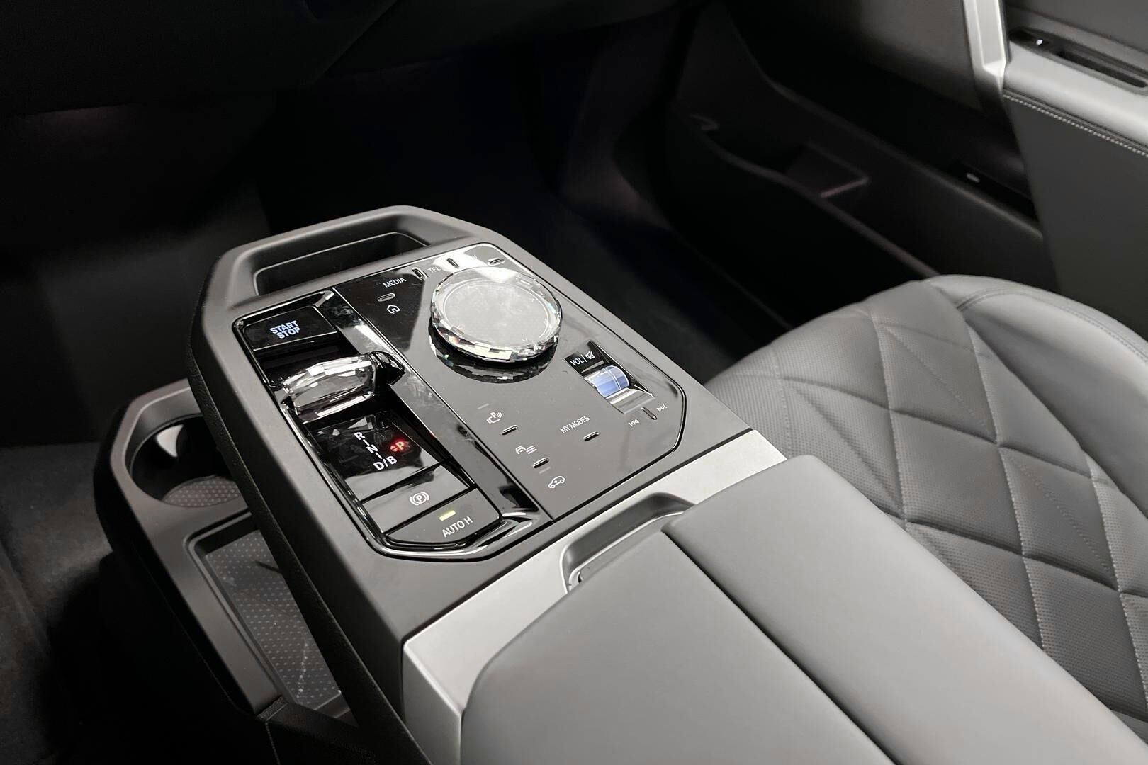 BMW iX iso kuva 15