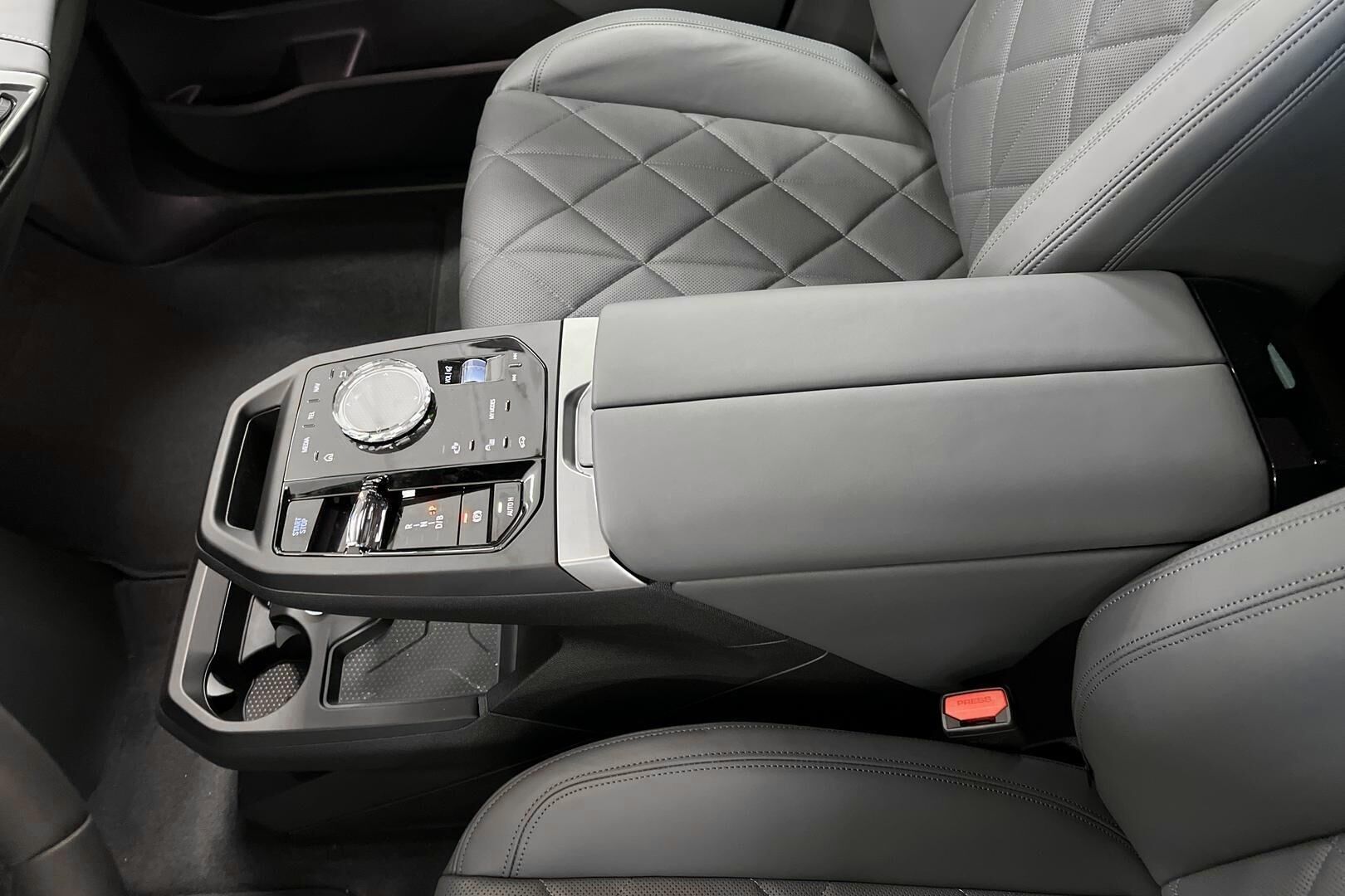 BMW iX iso kuva 19