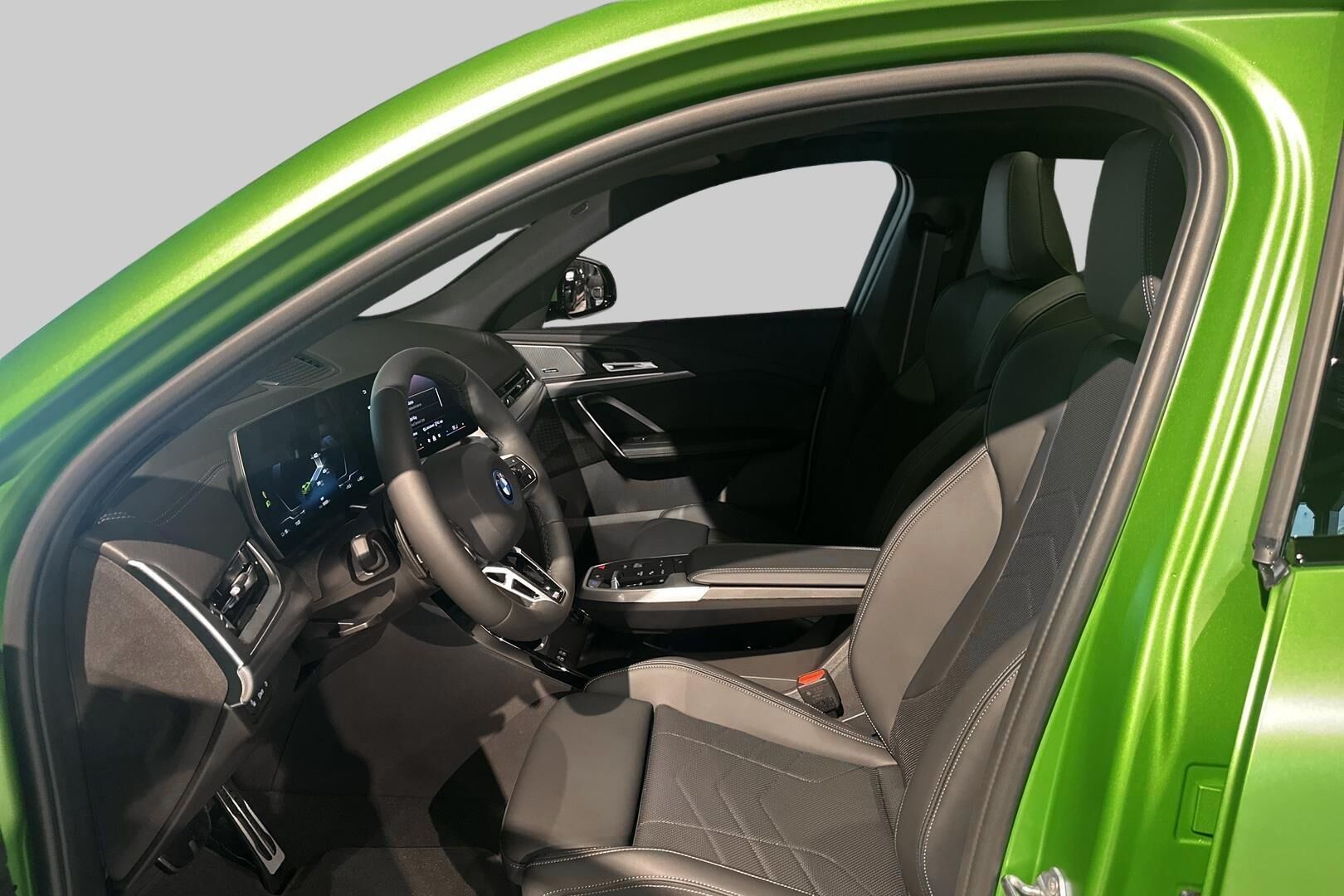 BMW iX2 iso kuva 8