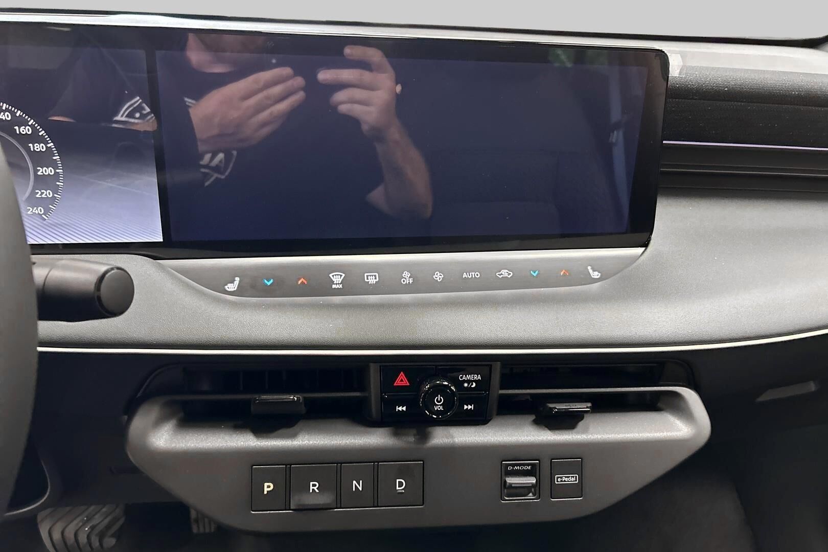 Nissan Leaf iso kuva 16