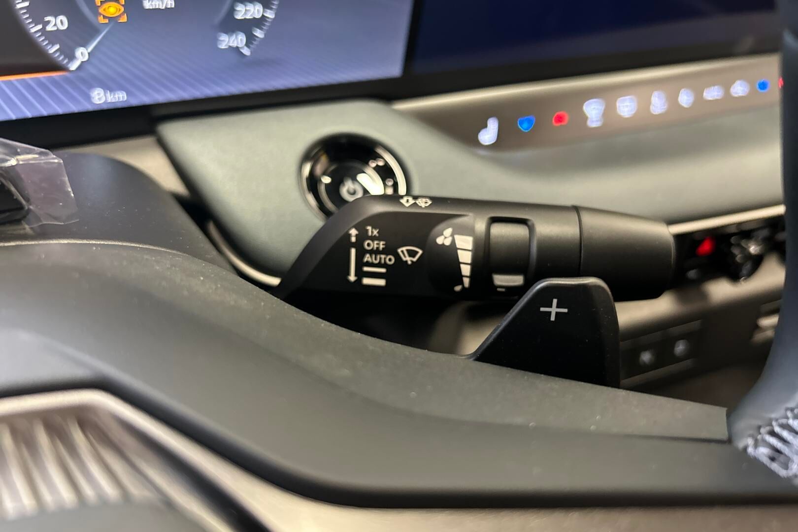 Nissan Leaf iso kuva 22