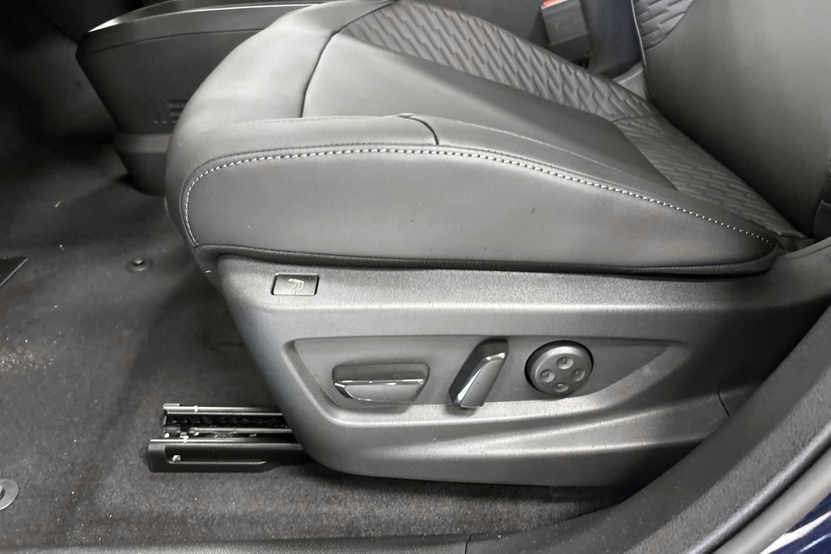 Nissan Leaf iso kuva 25