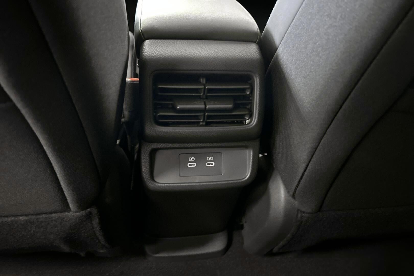 Nissan Leaf iso kuva 28