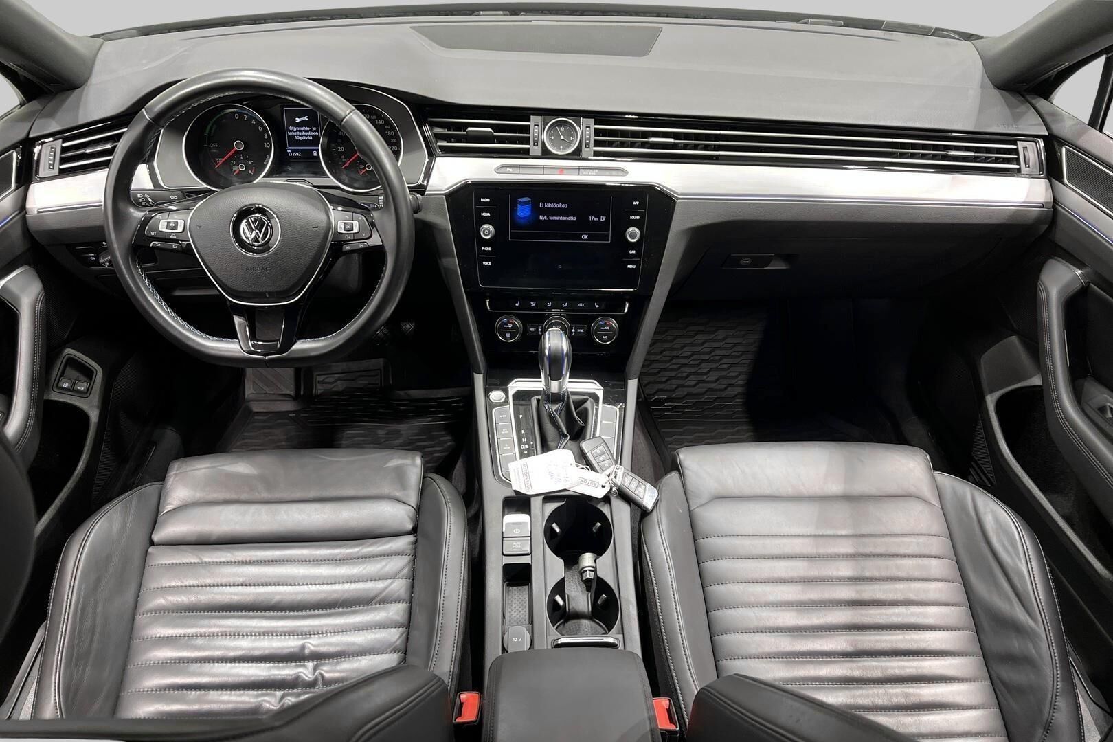 Volkswagen Passat iso kuva 12