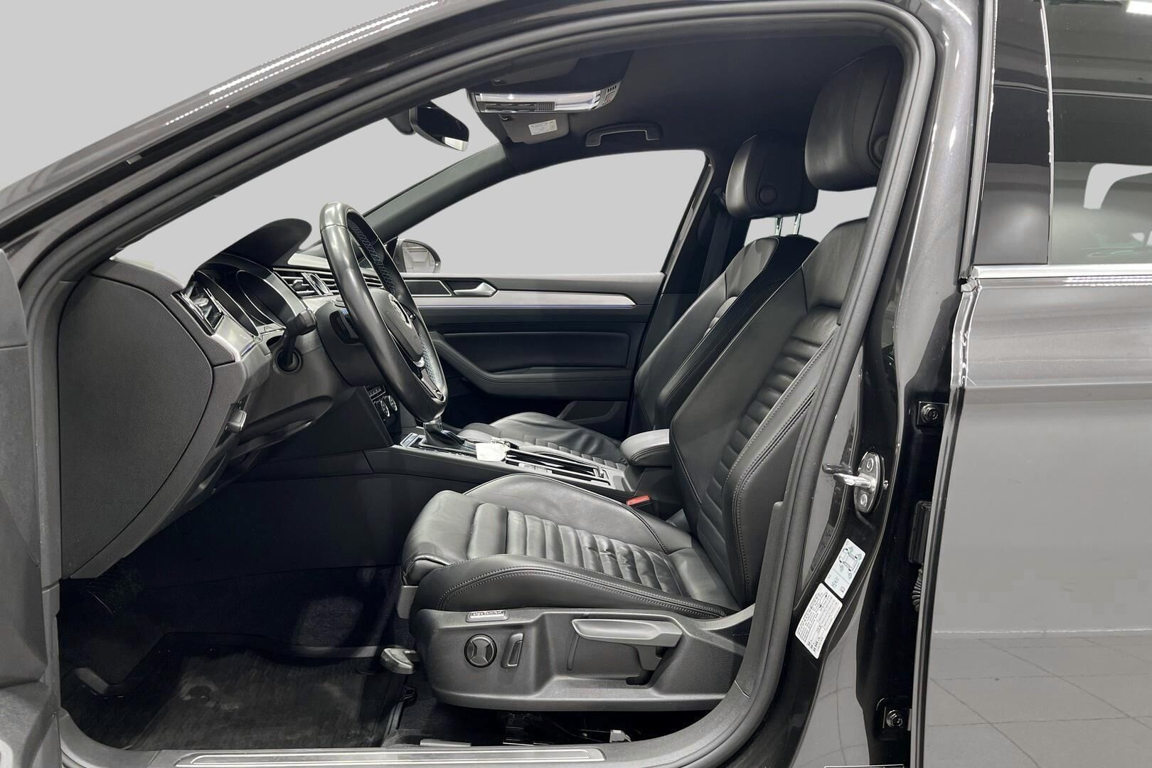 Volkswagen Passat iso kuva 9