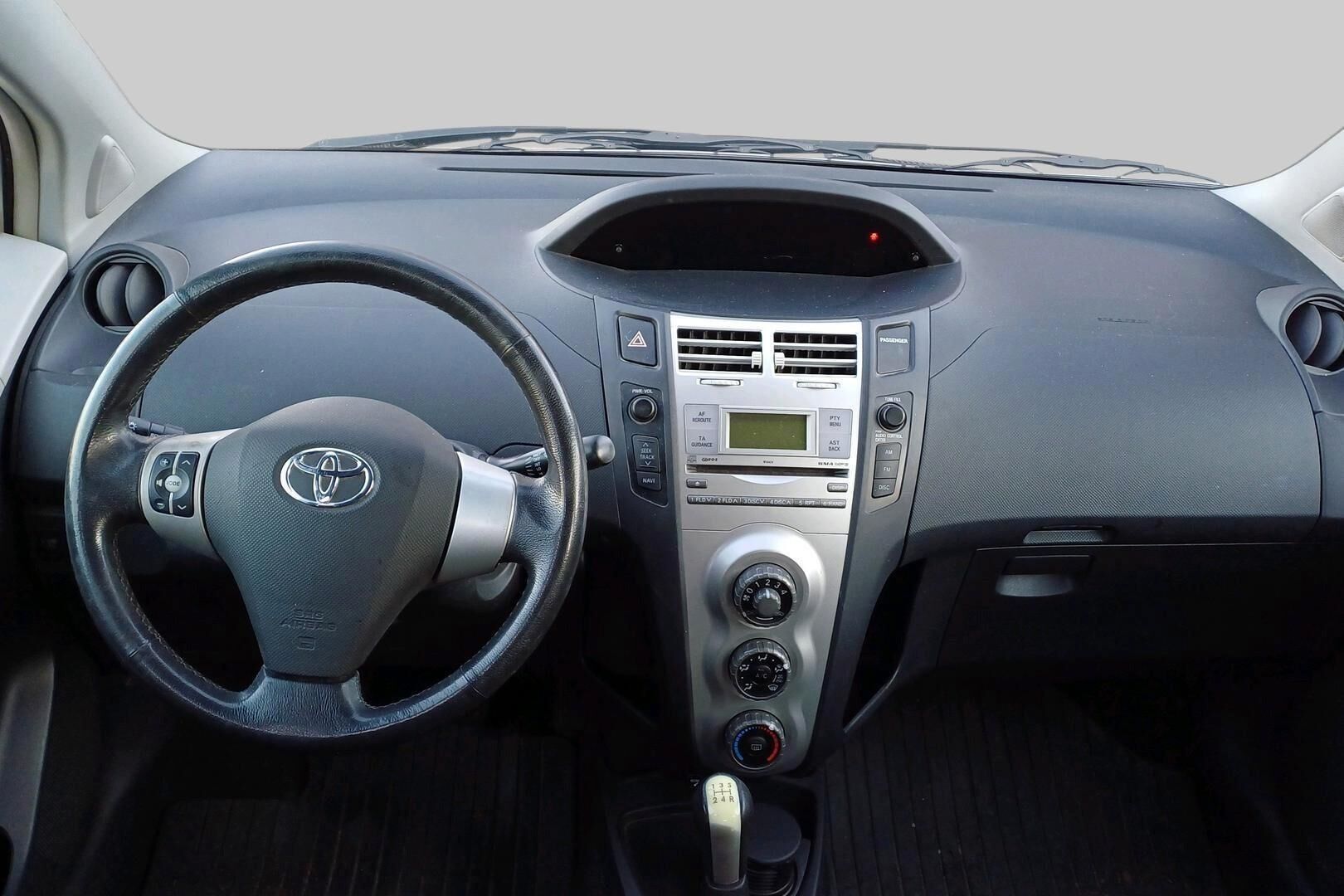 Toyota Yaris iso kuva 2
