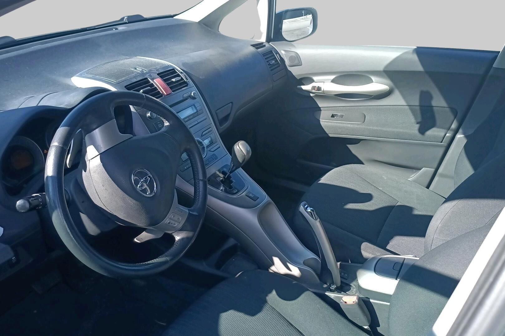 Toyota Auris iso kuva 2