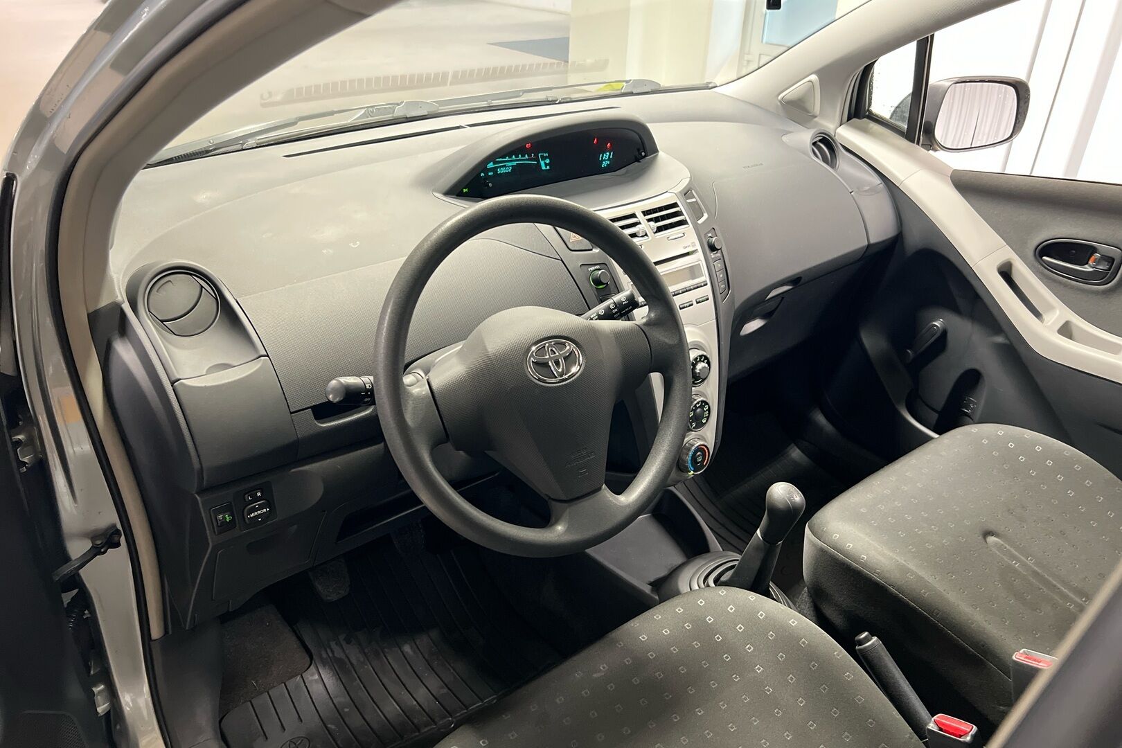 Toyota Yaris iso kuva 9