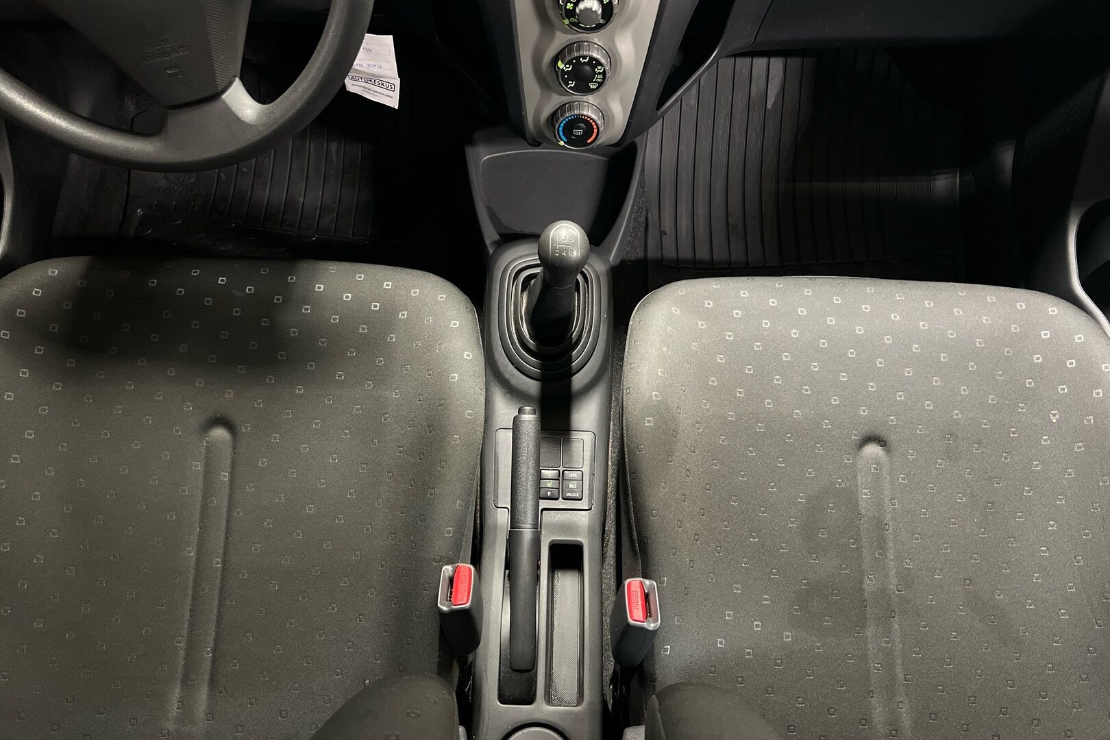 Toyota Yaris iso kuva 8