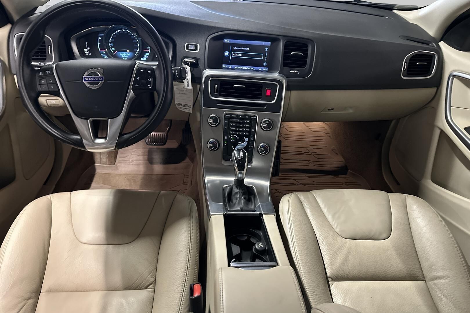 Volvo S60 iso kuva 17