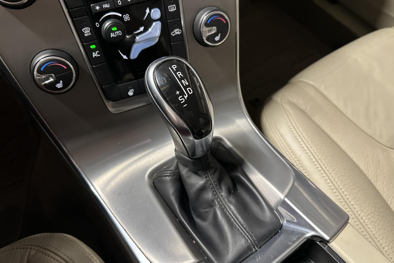 Volvo S60 iso kuva 8