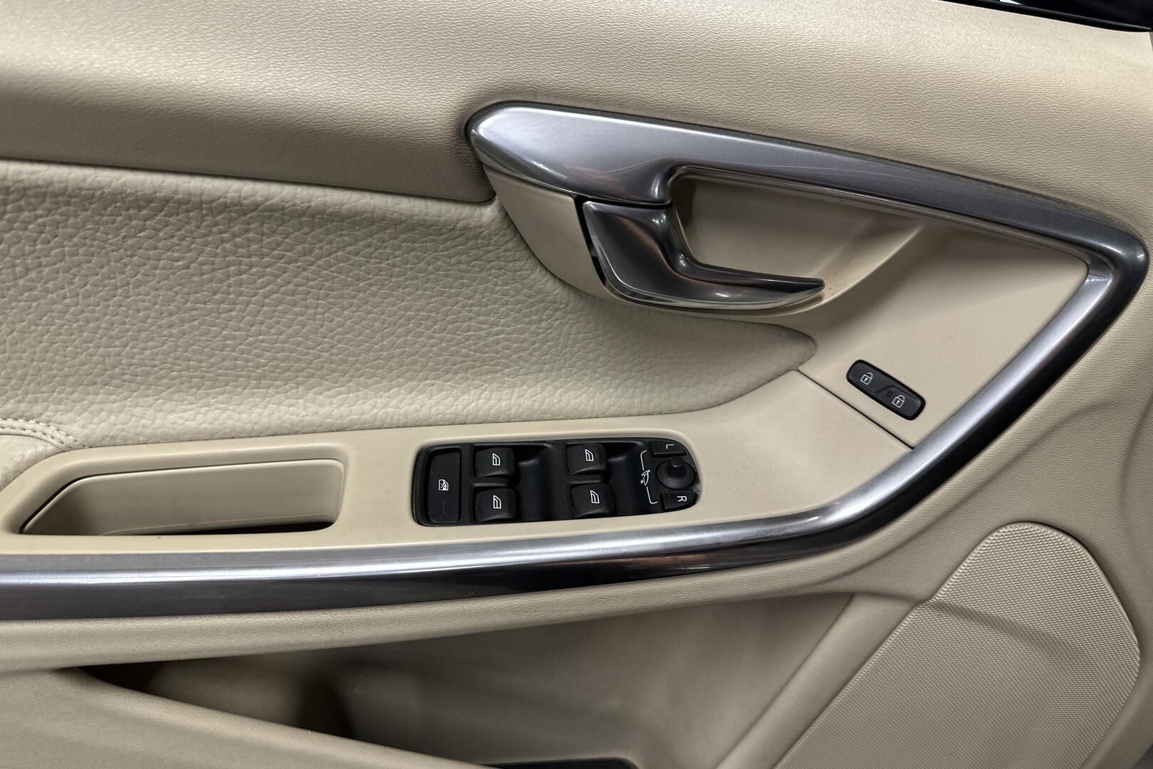 Volvo S60 iso kuva 25