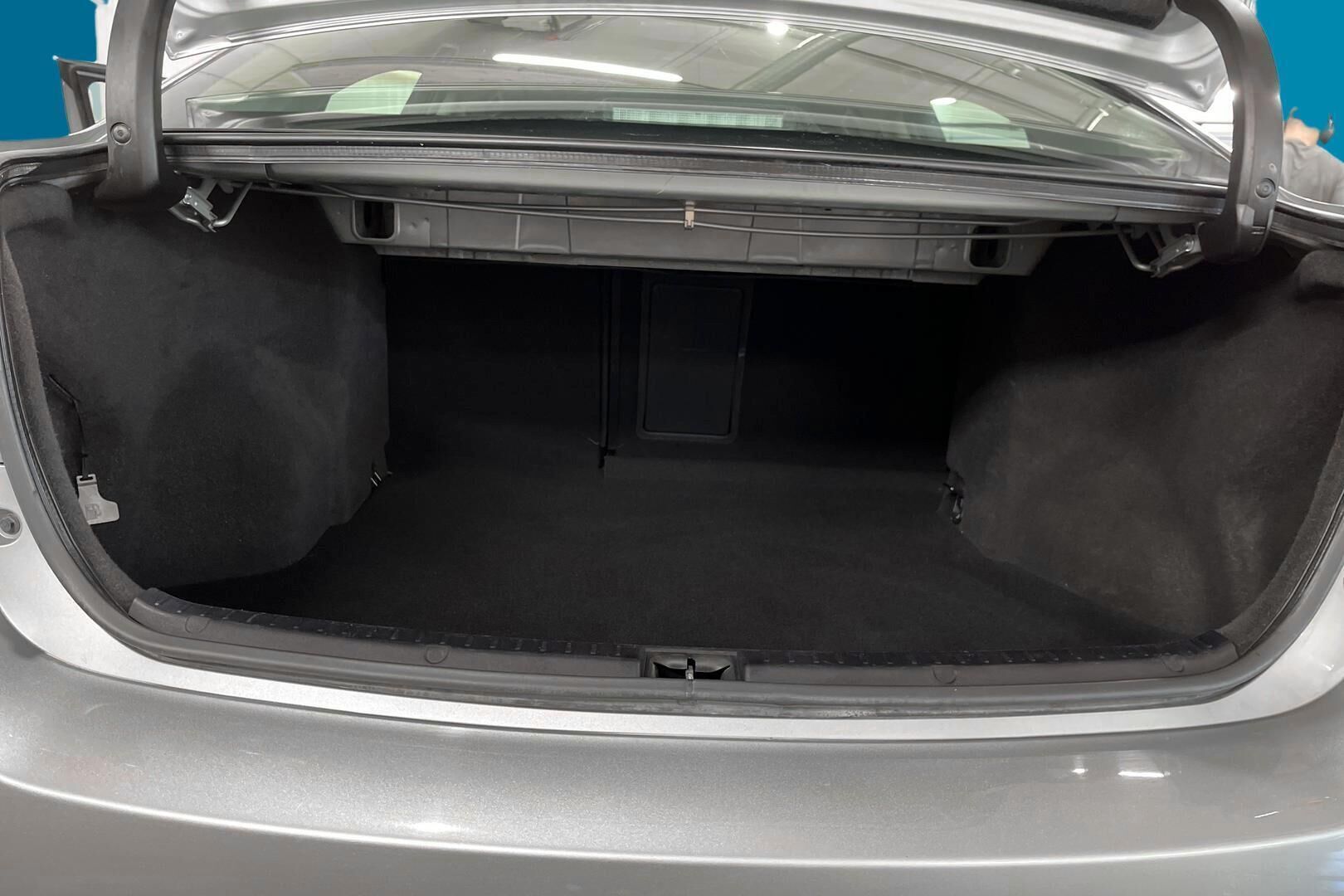 Toyota Avensis iso kuva 12