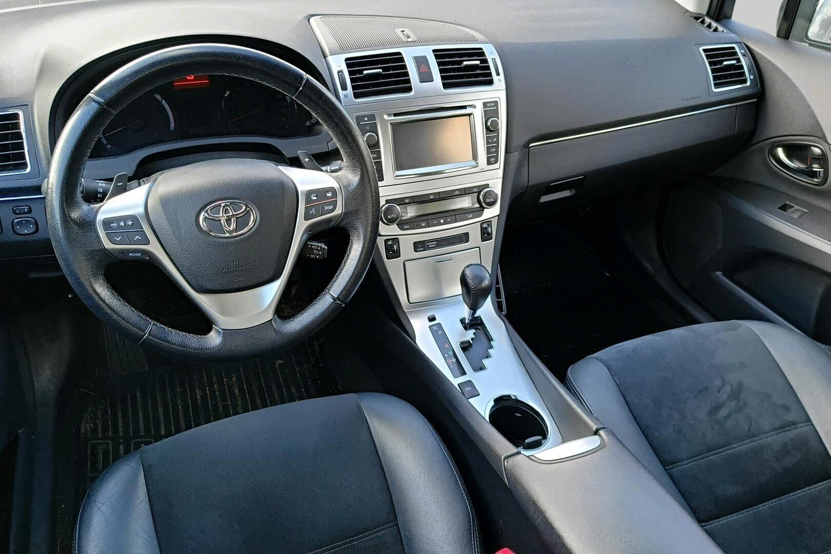 Toyota Avensis iso kuva 2