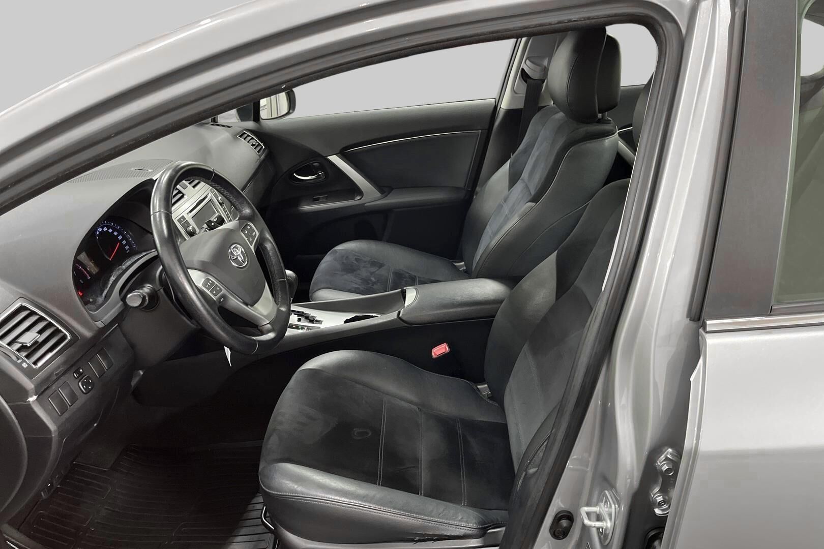 Toyota Avensis iso kuva 9