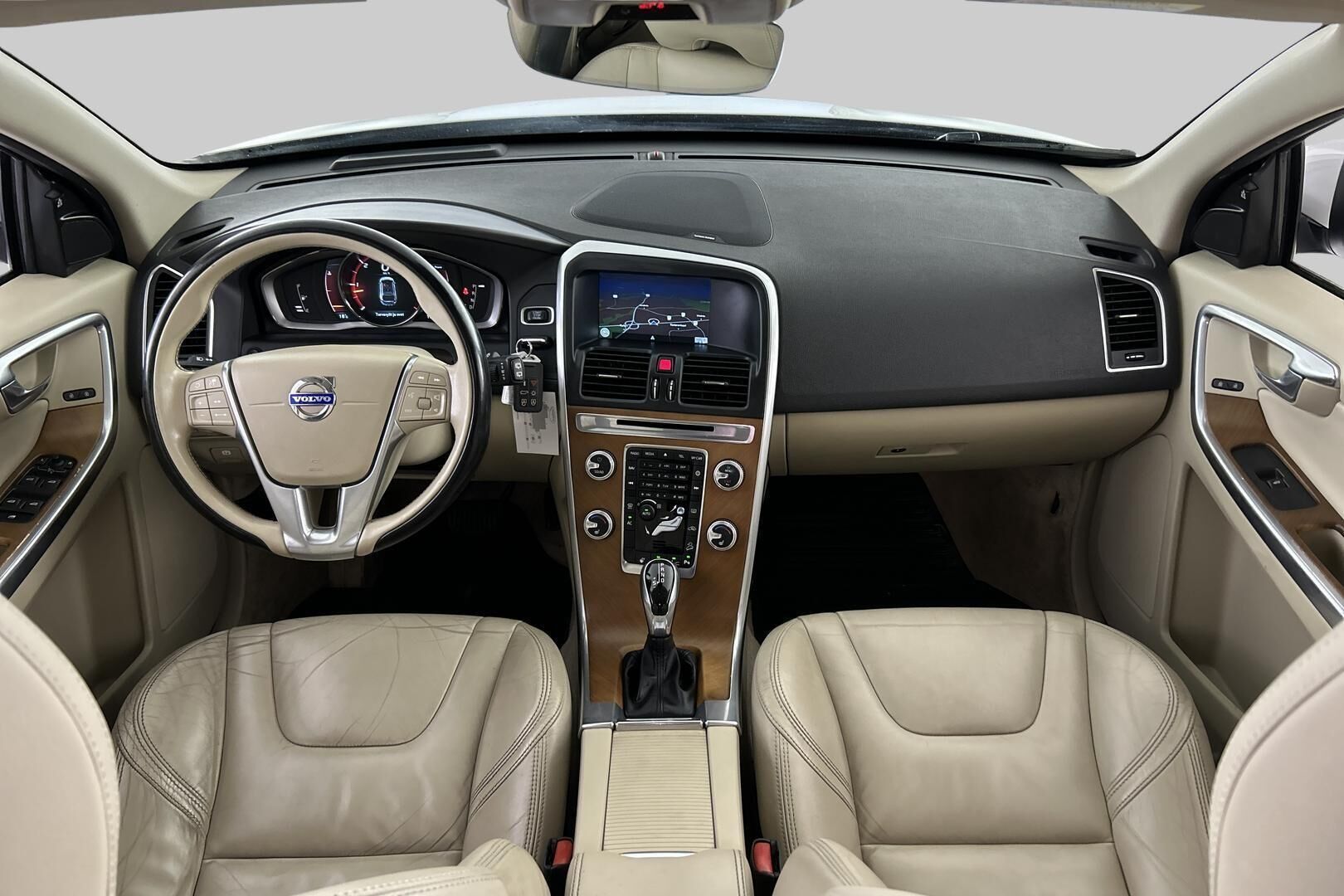 Volvo XC60 iso kuva 10